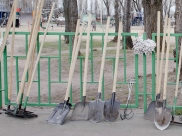 Женщина замахнулась на полицейского лопатой.