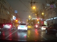 Такси нарушило ПДД на глазах у полиции.