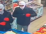 Двое мужчин в масках ограбили магазин.