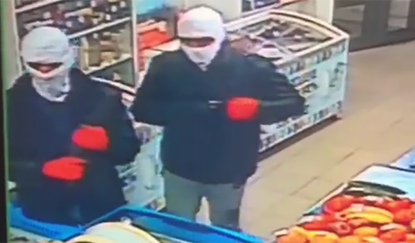 Двое мужчин в масках ограбили магазин.