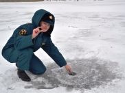 Лед еще недостаточно толстый.