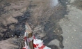 Из-за аварии дорогу затопило водой.