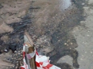 Из-за аварии дорогу затопило водой.