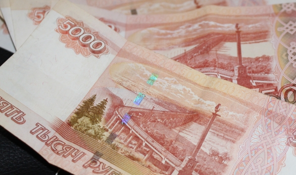 Бизнесмен пытался передать полицейскому 15 тысяч рублей.