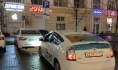 Две машины Uber заняли места для инвалидов в Воронеже.