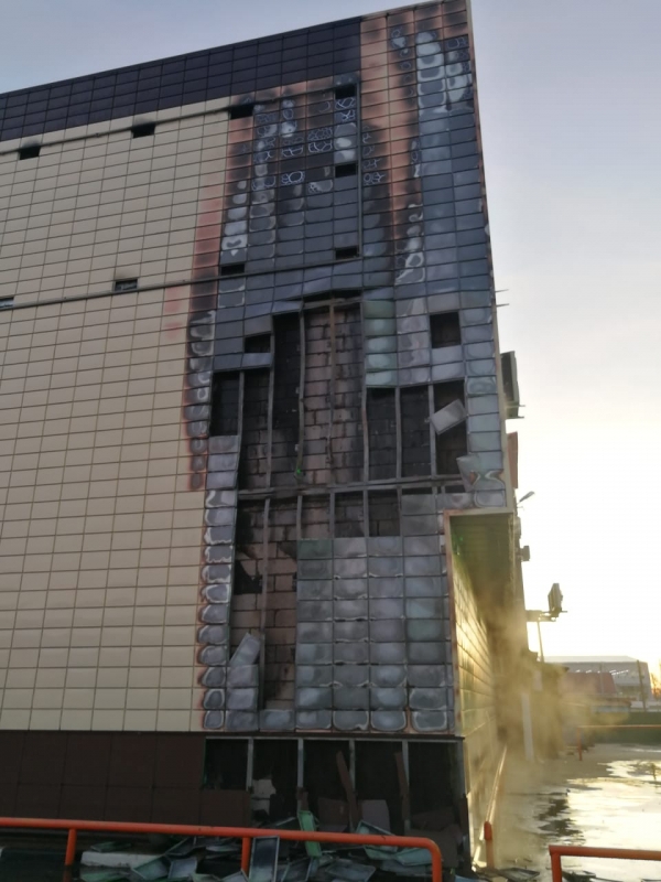 Загорелся фасад ТЦ «Альянс».