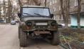 УАЗ стоял на тротуаре.