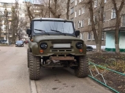 УАЗ стоял на тротуаре.