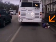 Женщина упала прямо на дорогу.