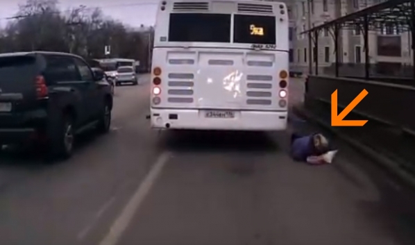Женщина упала прямо на дорогу.
