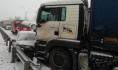 Грузовик врезался в легковушки.