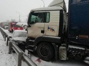 Грузовик врезался в легковушки.