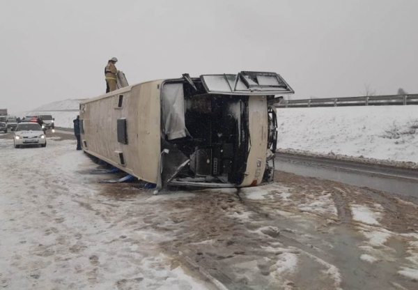 Автобус из Украины перевернулся на воронежской трассе: в больнице 17 человек
