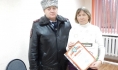 Женщине вручили благодарственное письмо.