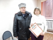 Женщине вручили благодарственное письмо.