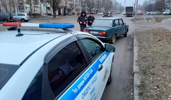 Гаишники ловили нарушителей ПДД.