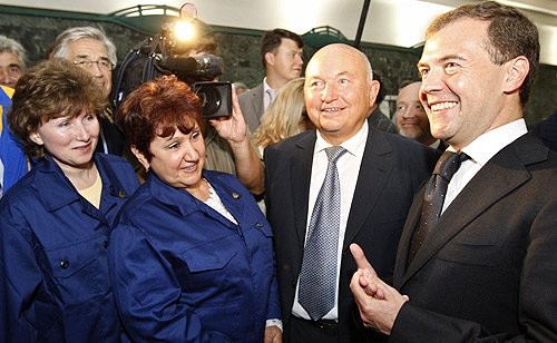 Юрий Лужков (в центре).
