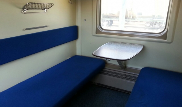 Едущий на верхней полке в поезде пассажир может сидеть на нижней.