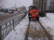 Дороги обработали смесью из песка и соли.