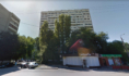 Молодой человек упал на козырек подъезда.