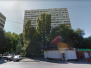 Молодой человек упал на козырек подъезда.