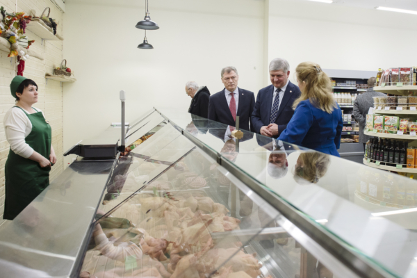 Губернатор посетил открывшийся в этот же день в Воронеже магазин фермерской и органической продукции.