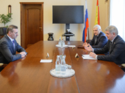Александра Юшкова представили Александру Гусеву.
