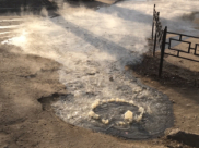 Вода из колодца изливалась на проезжую часть.