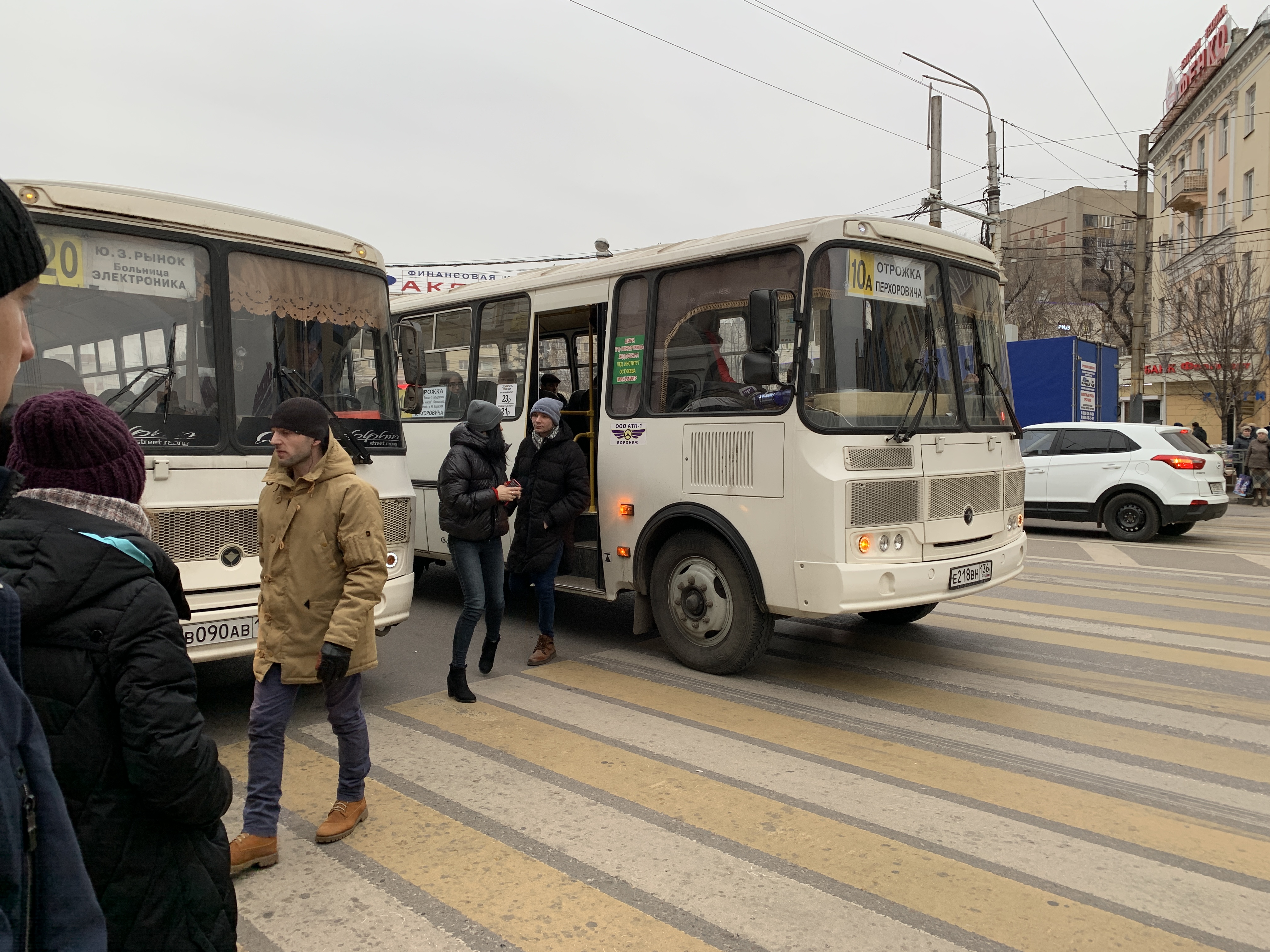 Зачем автобус. Пазик зимой на остановке. Остановка Воронежская Самара. Общественный транспорт Воронеж. Воронеж захват автобуса.