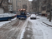 Воронежские дворы убирают от снега.