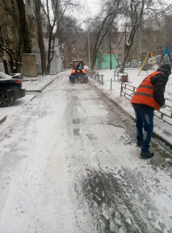 Воронежские дворы убирают от снега.