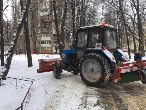 Воронежские дворы убирают от снега.