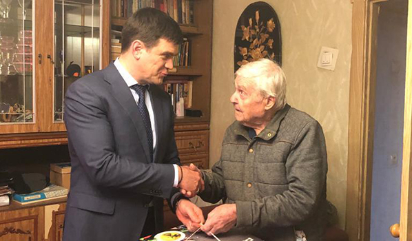 Алексей Чернов поздравил Николая Вялова.