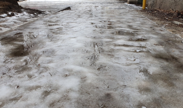 Тротуар со льдом в Воронеже.