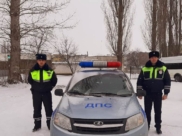 Полицейские помогли водителю.