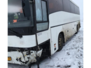 Автобус съехал в кювет.