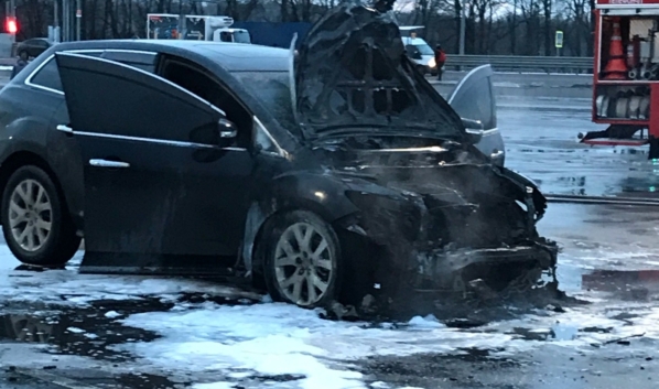 Сгоревший автомобиль.