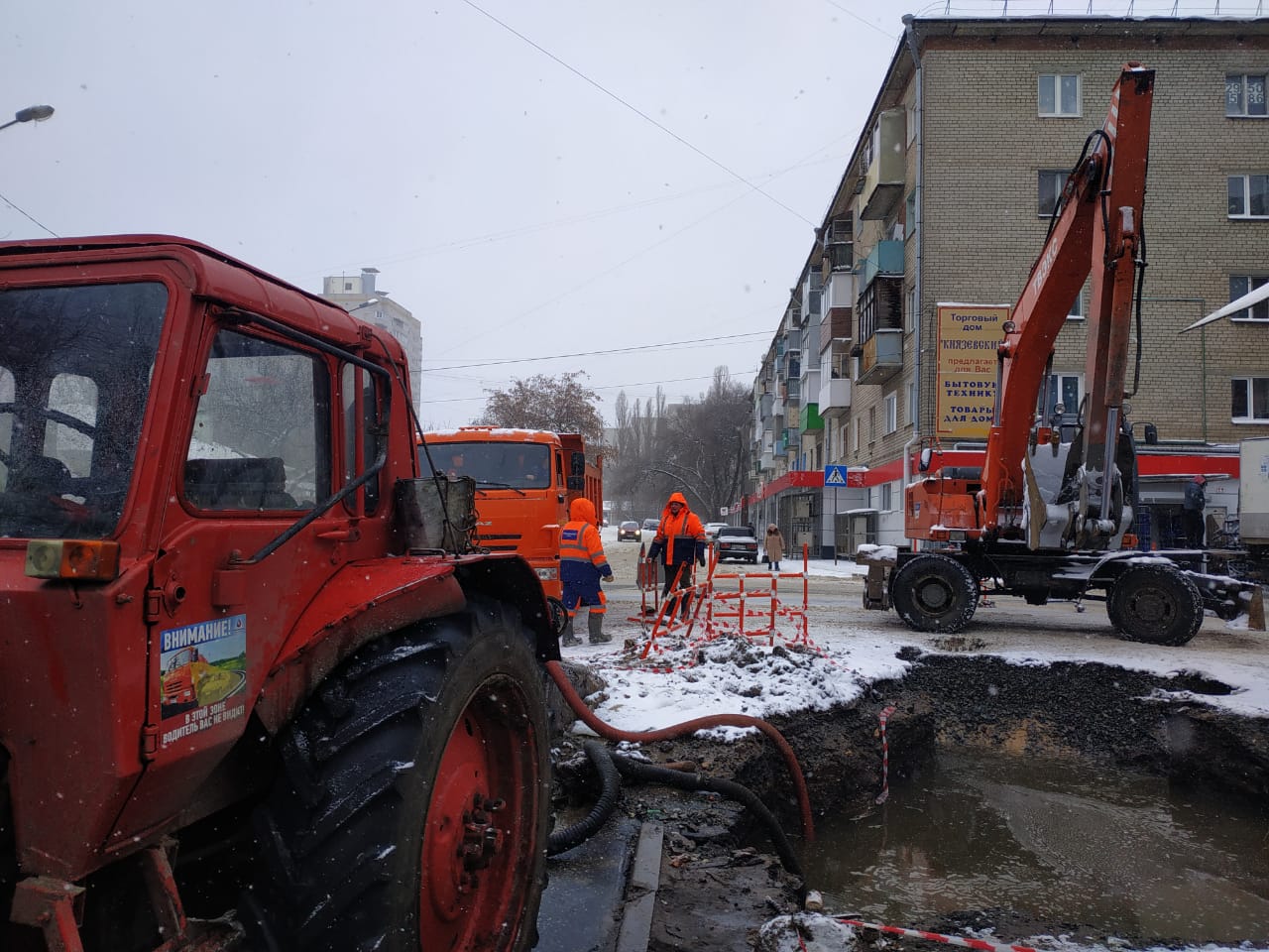 В Воронеже из-за лопнувшей трубы водопровода провалился асфальт на улице  Шишкова