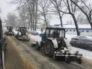 Техника расчищает дорогу.