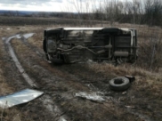 Мужчина опрокинулся на автомобиле.
