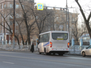 Сейчас людей высаживают перед пешеходным переходом.
