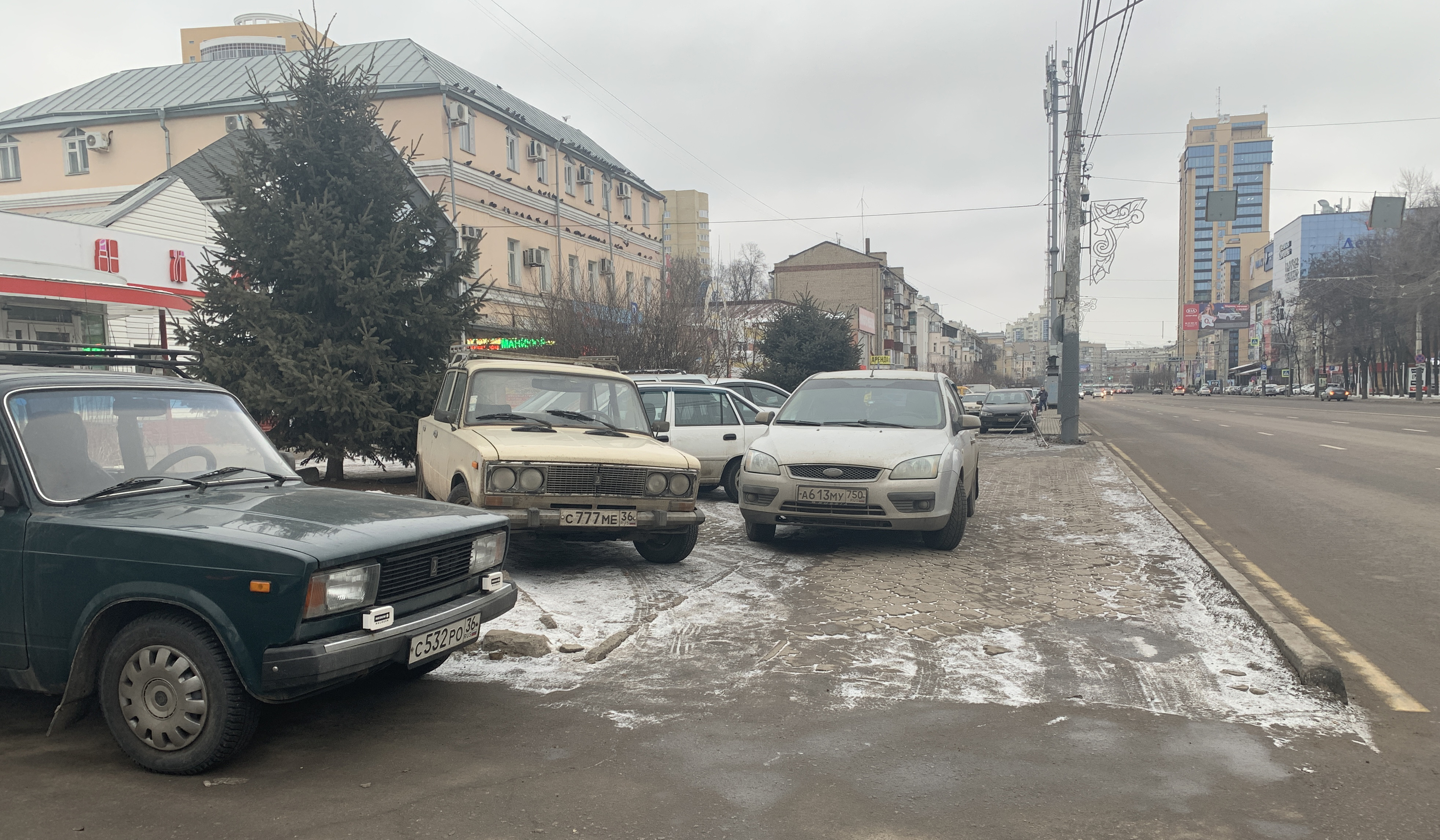 Ставят машины на тротуар. ДПС. За рулём в Новозыбкове. ДПС Новозыбков. ВАЗ В городе.