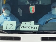 Пассажиров самолета будут развозить люди в спецодеждах.