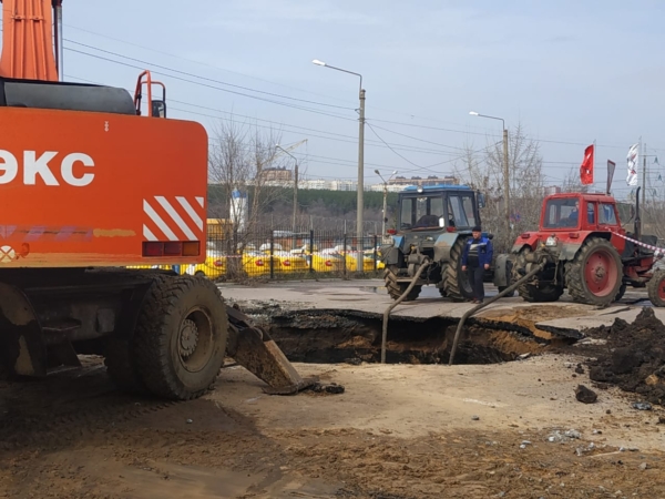 Авария на водоводе на улице Холмистой в Воронеже.