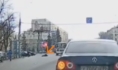Женщина упала на дорогу.
