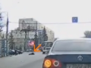 Женщина упала на дорогу.