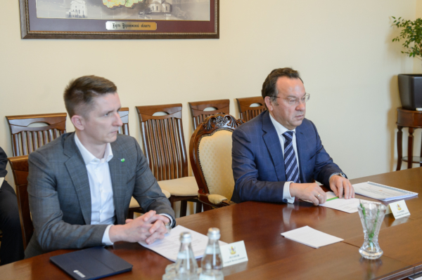 Председатель ЦЧБ Сбербанка Владимир Салмин встретился с губернатором Александром Гусевым.