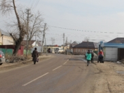 Люди хотят по проезжей части.