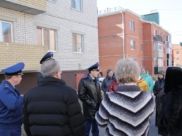 Жители жалуются, что жить в таких домах безопасно невозможно.