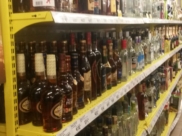 Женщина украла из магазина спиртное.